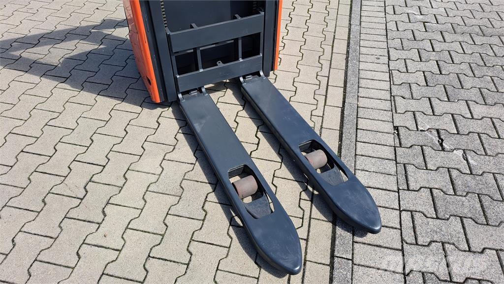 Linde L12- BR1172 Stand-in stackers