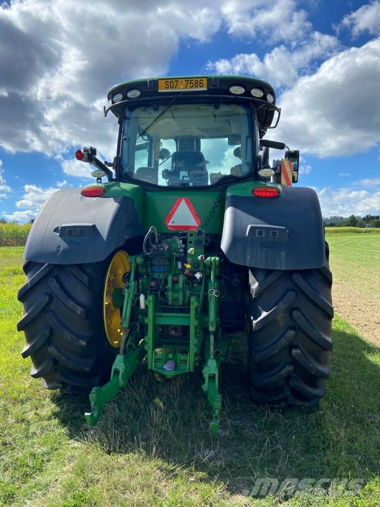 John Deere 8320 R الجرارات