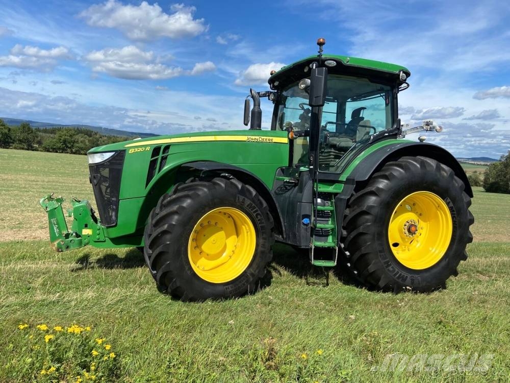 John Deere 8320 R الجرارات