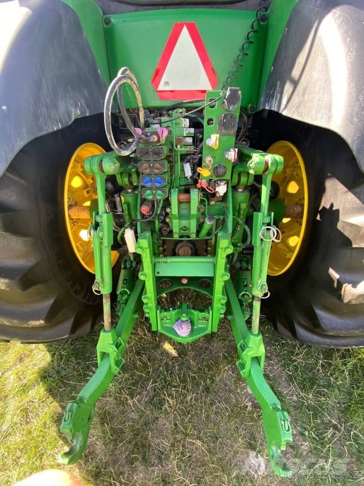 John Deere 8320 R الجرارات