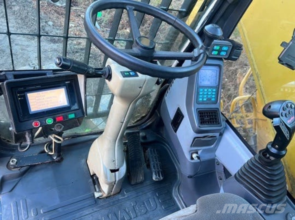 Komatsu PW 200-7 Gumikerekes kotrók