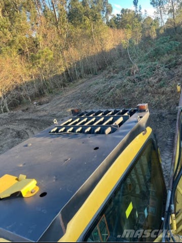 Komatsu PW 200-7 Gumikerekes kotrók
