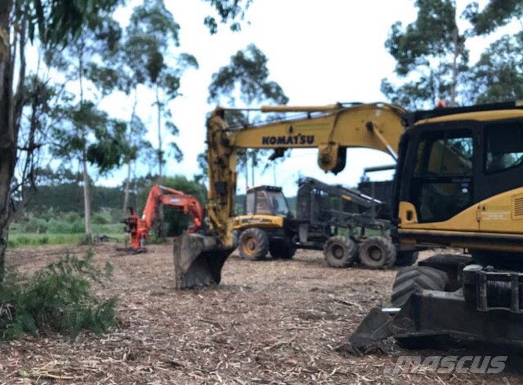 Komatsu PW 200-7 Gumikerekes kotrók