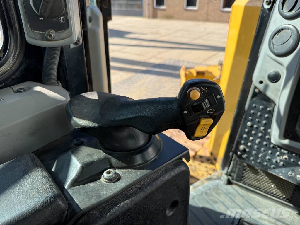 CAT D6T XL - 3 Tine Ripper / 6 Way Blade / Camera 履帶推土機
