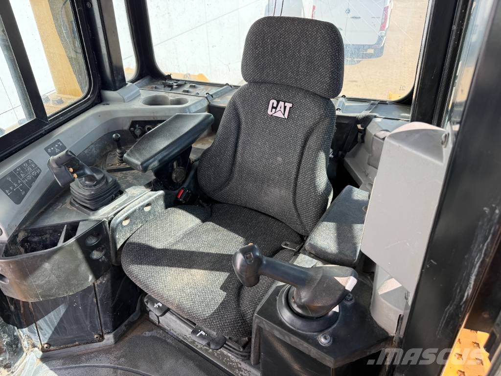 CAT D6T XL - 3 Tine Ripper / 6 Way Blade / Camera 履帶推土機