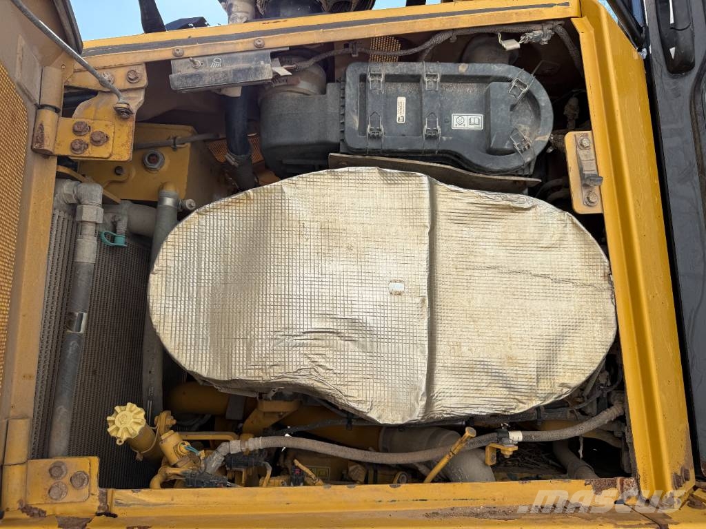 CAT D6T XL - 3 Tine Ripper / 6 Way Blade / Camera 履帶推土機