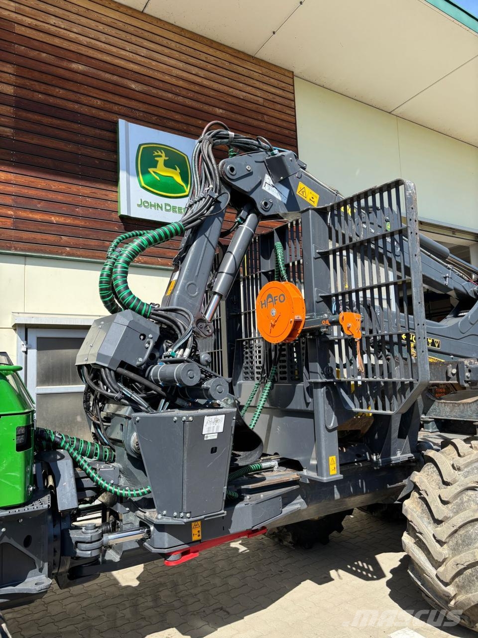 John Deere 1110 G mit Traktionswinde Kuormatraktorit