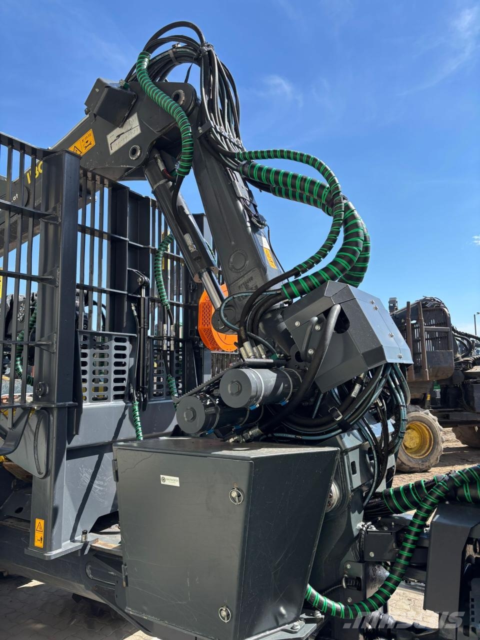 John Deere 1110 G mit Traktionswinde Kuormatraktorit