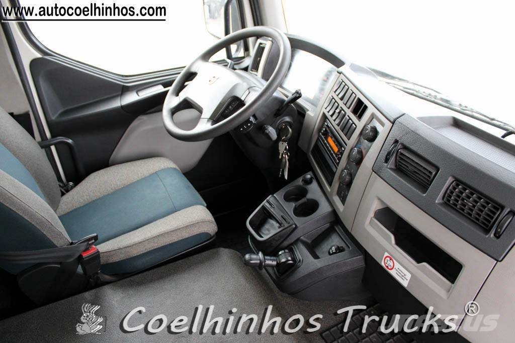 Volvo FL 210 Camiones de caja de lona