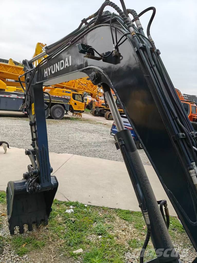 Hyundai 60 W VS Wheeled excavators