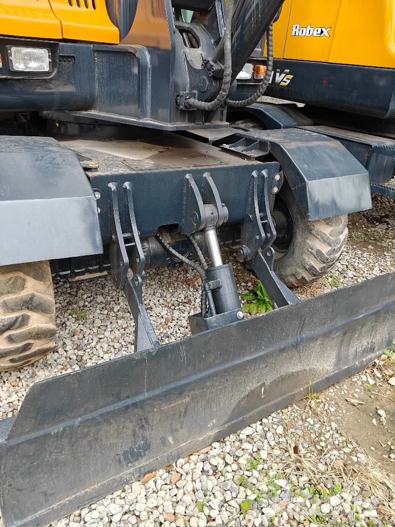 Hyundai 60 W VS Wheeled excavators