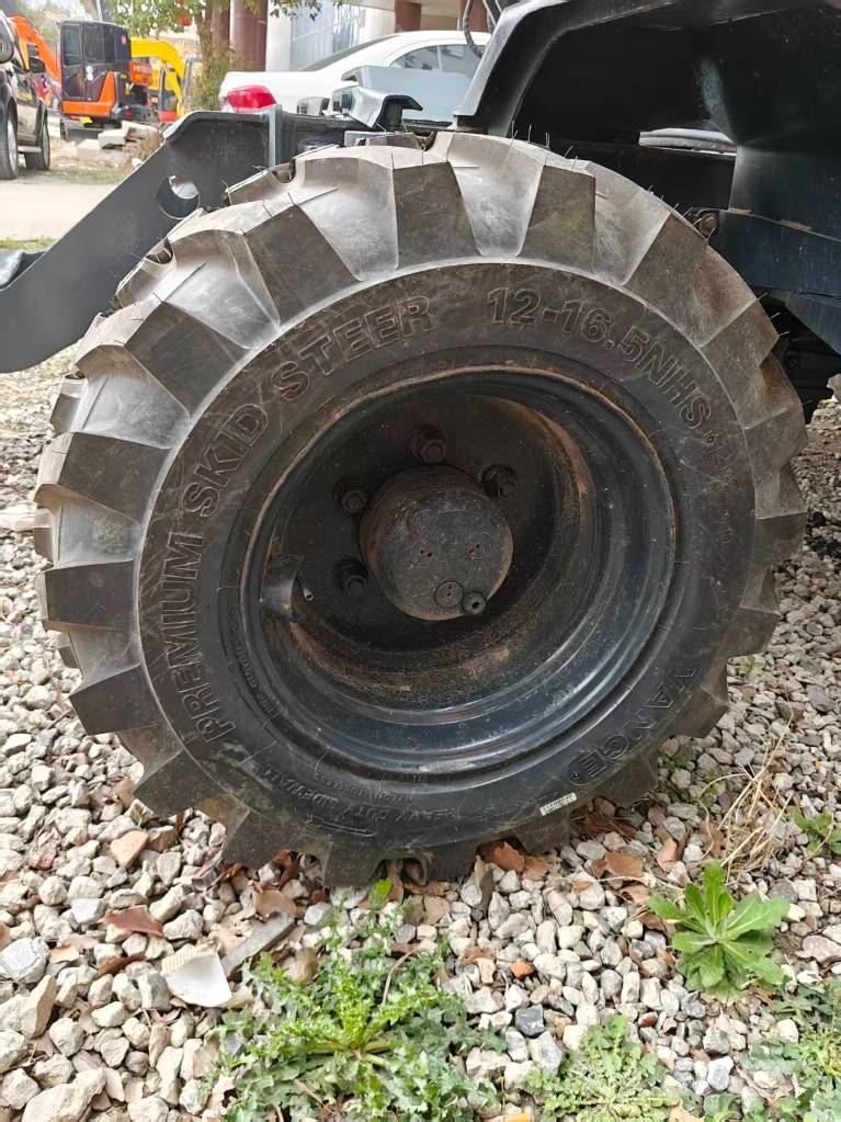 Hyundai 60 W VS Wheeled excavators