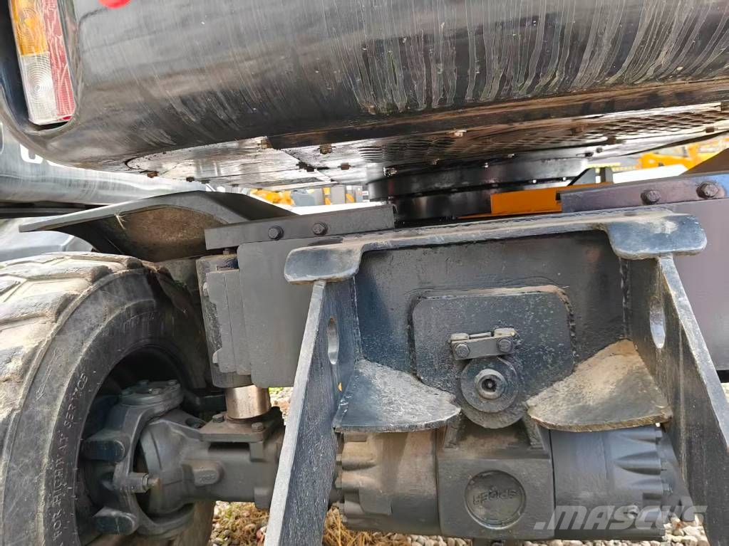 Hyundai 60 W VS Wheeled excavators