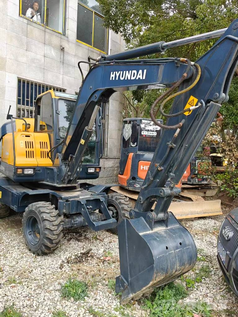 Hyundai 60 W VS Wheeled excavators