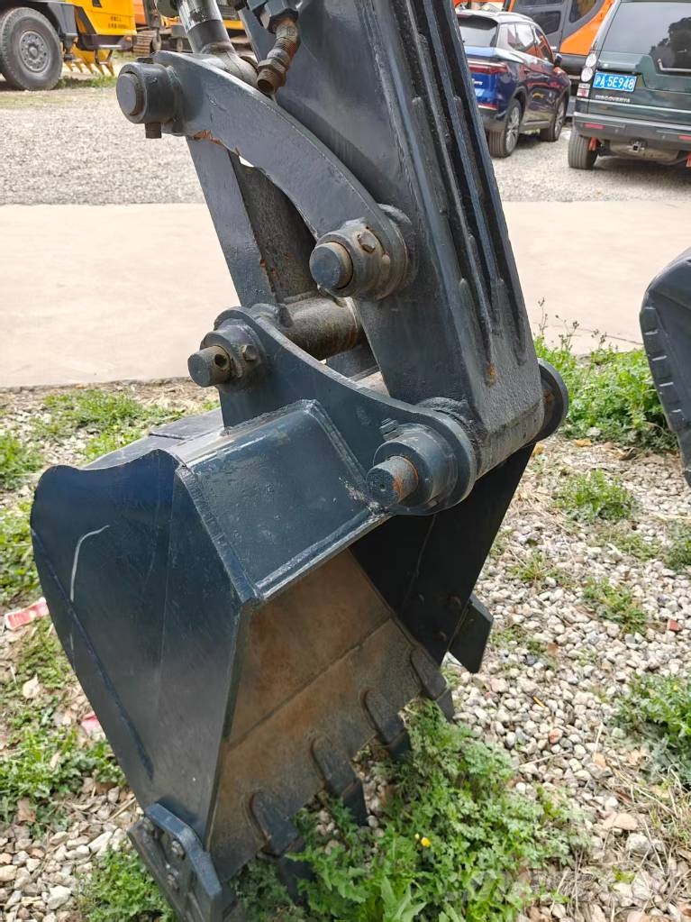 Hyundai 60 W VS Wheeled excavators