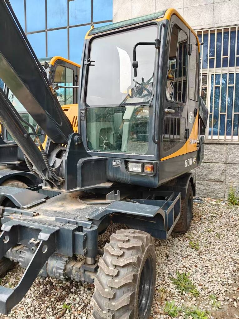 Hyundai 60 W VS Wheeled excavators