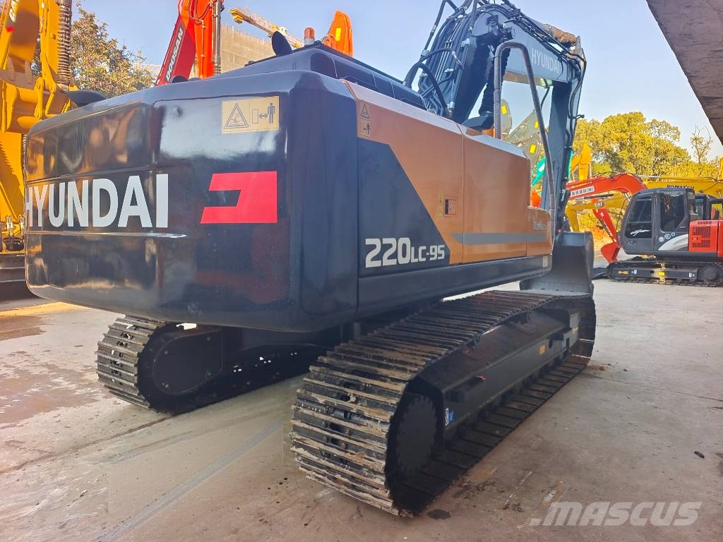 Hyundai 220LC-9S 3000 units excavators in stock Kāpurķēžu ekskavatori