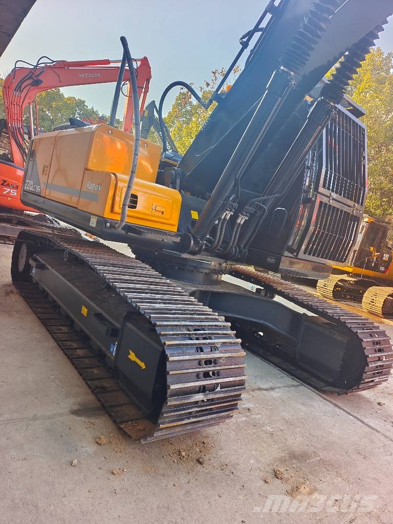 Hyundai 220LC-9S 3000 units excavators in stock Kāpurķēžu ekskavatori