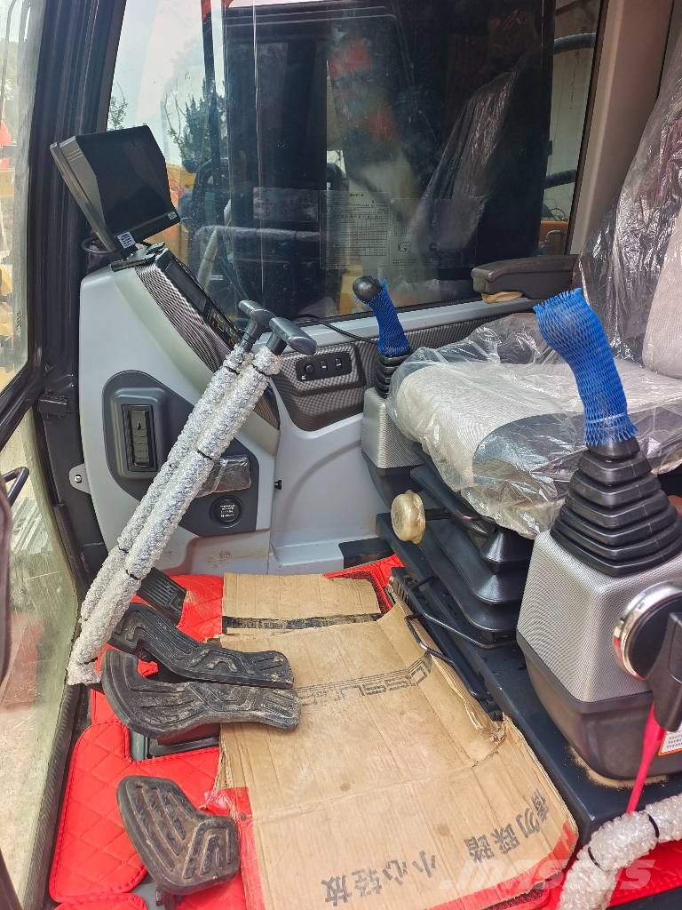 Hyundai 220LC-9S 3000 units excavators in stock Kāpurķēžu ekskavatori