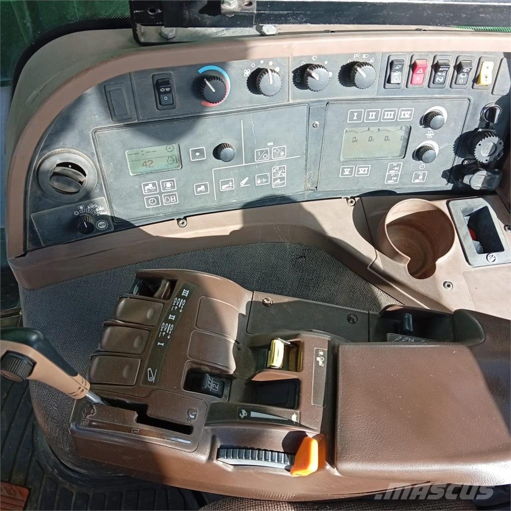 John Deere 7920 Traktorji