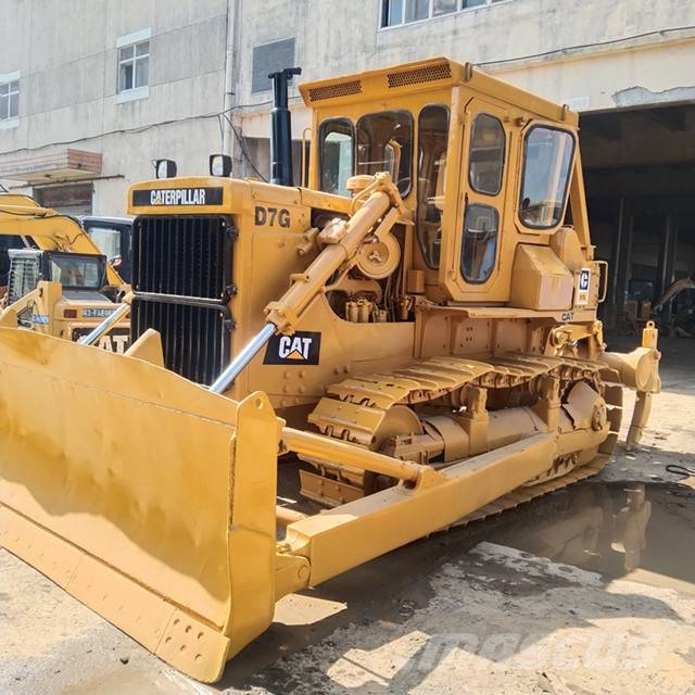 CAT D 7 G بلدوزرات مجنزرة