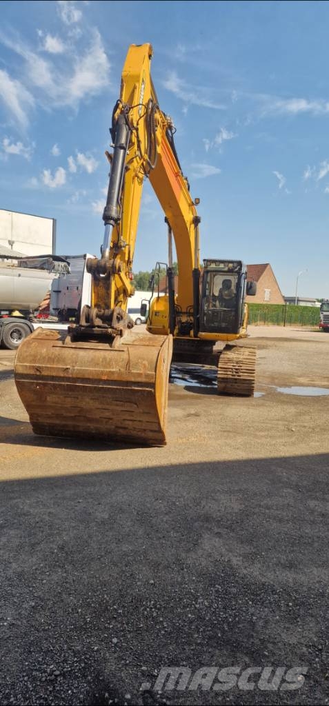 JCB JS 260 LC حفارات زحافة