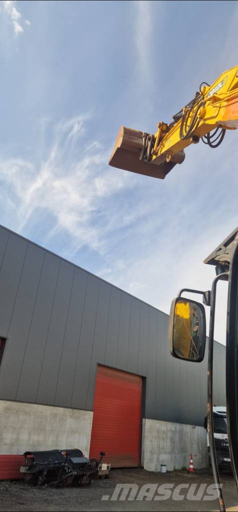 JCB JS 260 LC حفارات زحافة