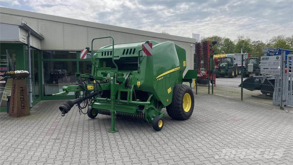 John Deere RUNDBALLENPRESSE F441R Masina de balotat cilindric