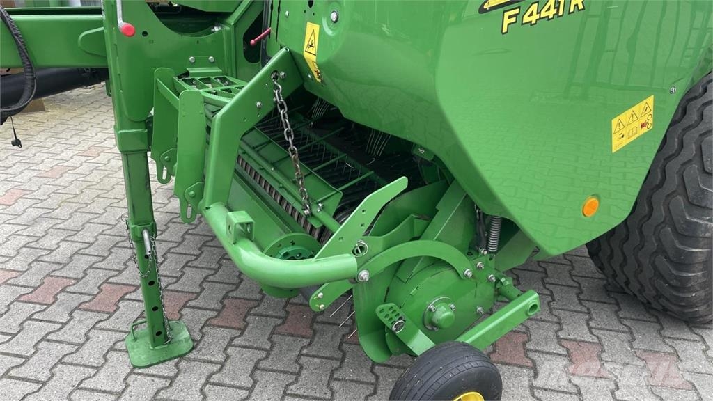 John Deere RUNDBALLENPRESSE F441R Masina de balotat cilindric
