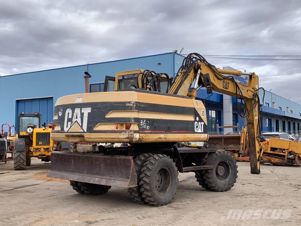CAT M 318 حفارات بعجل