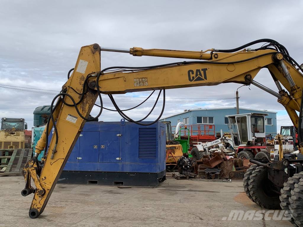 CAT M 318 حفارات بعجل
