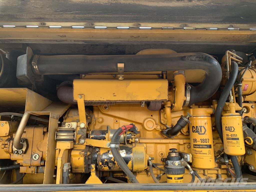 CAT M 318 حفارات بعجل