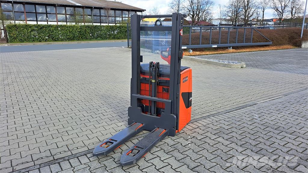 Linde L16i Самохідні електроштабелери