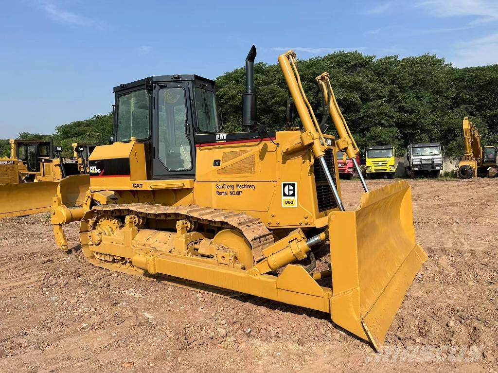 CAT D 6 G بلدوزرات مجنزرة