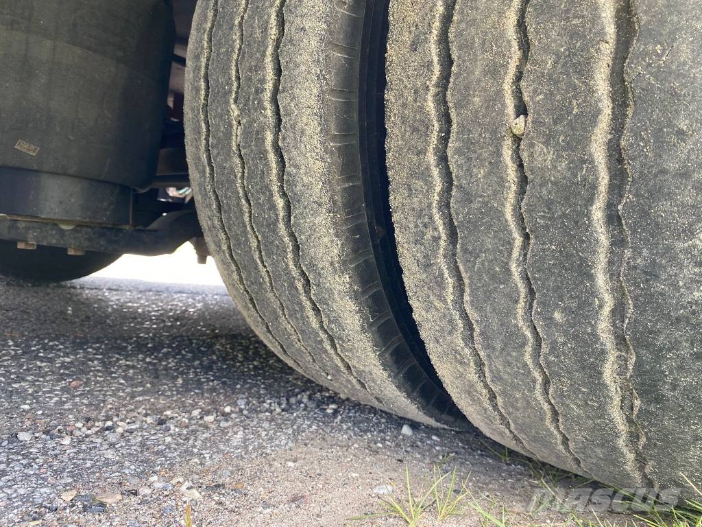 Kässbohrer SLA-R4 maskintrailer med udtræk og hjulbrønde Semi-reboques de caixa aberta/dropside