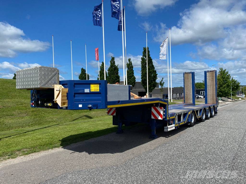 Kässbohrer SLA-R4 maskintrailer med udtræk og hjulbrønde Semi-reboques de caixa aberta/dropside