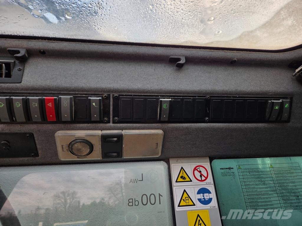 Sennebogen 821 overslagkraan met roterende sorteergrijper Movimentazione rifiuti