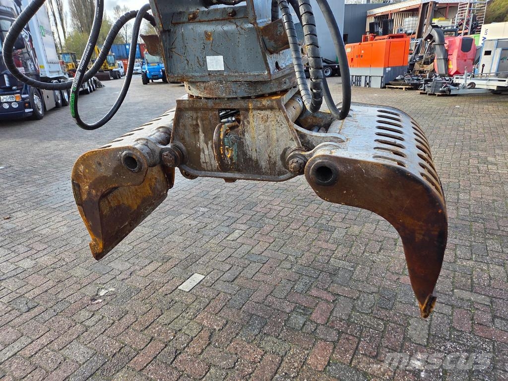 Sennebogen 821 overslagkraan met roterende sorteergrijper Movimentazione rifiuti