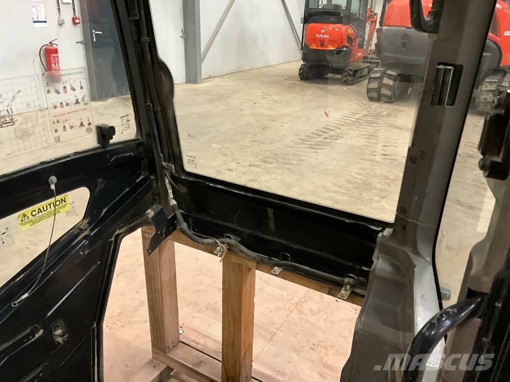 Kubota U 56-5 Kabinos ir interjeras