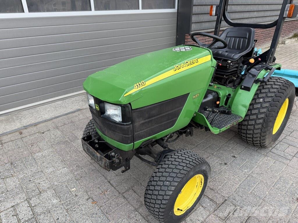 John Deere 4110 Compacttrekker (4WD / HST) Traktoren