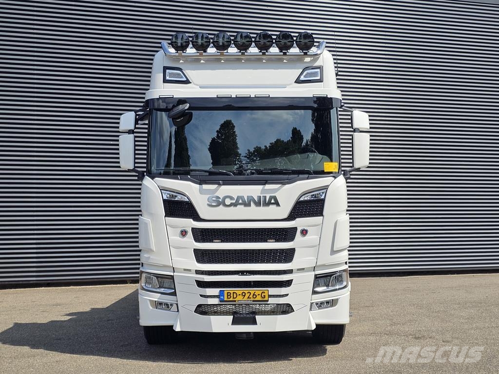 Scania R590 V8 8x2 / HMF 9520 CRANE - JIB - WINCH / TRACT Camiones grúa