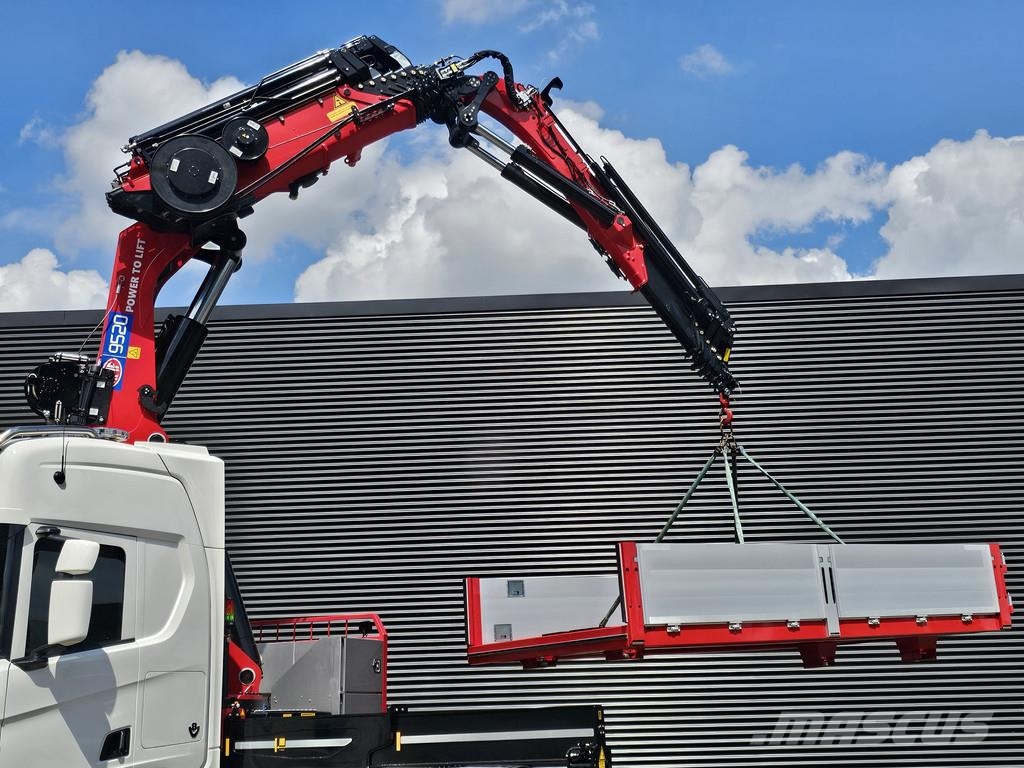Scania R590 V8 8x2 / HMF 9520 CRANE - JIB - WINCH / TRACT Camiones grúa
