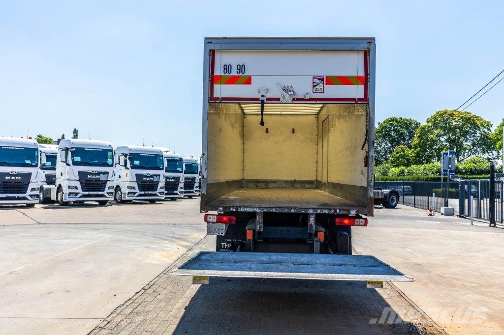 Renault D26.320-6x2+DHOLLANDIA 2T. Camiones con caja de remolque