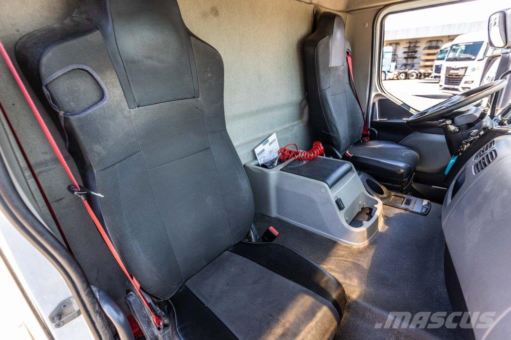 Renault D26.320-6x2+DHOLLANDIA 2T. Camiones con caja de remolque