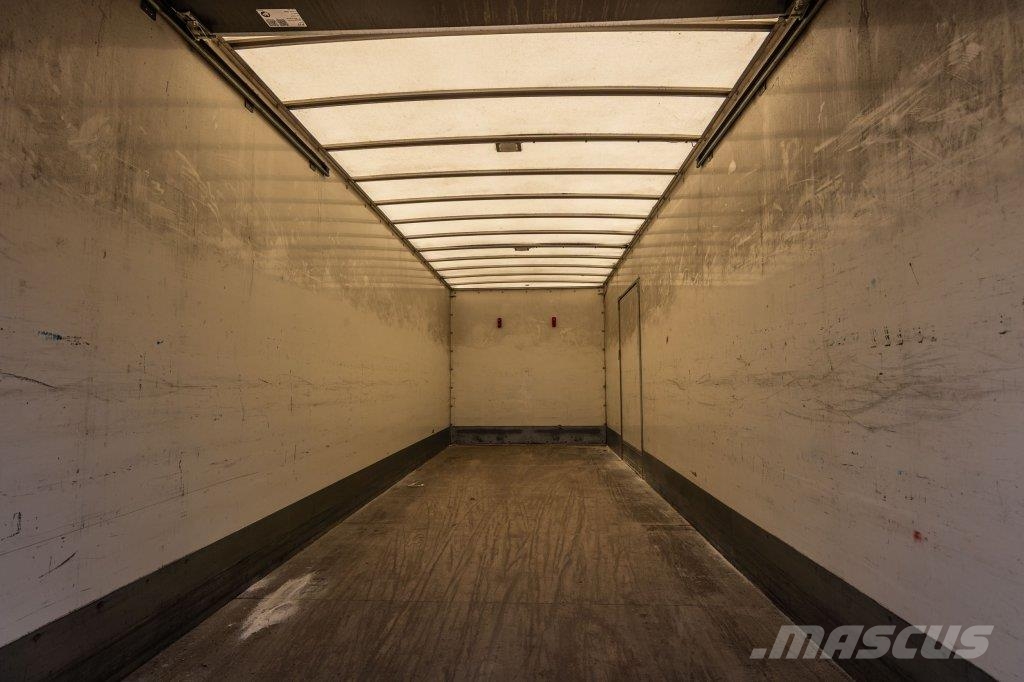 Renault D26.320-6x2+DHOLLANDIA 2T. Camiones con caja de remolque