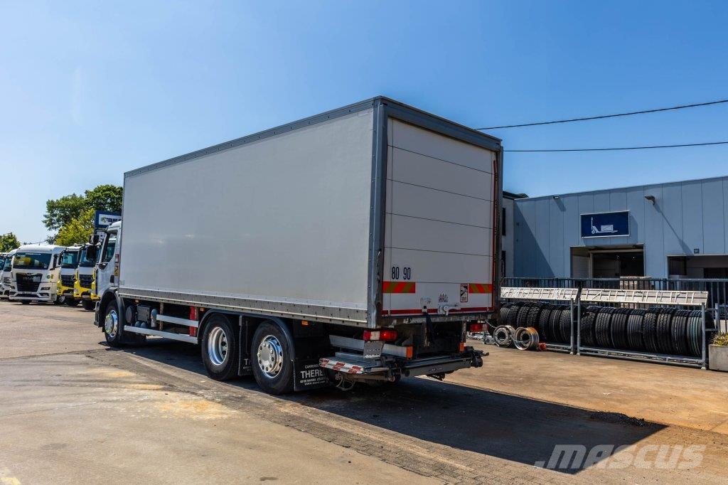 Renault D26.320-6x2+DHOLLANDIA 2T. Camiones con caja de remolque