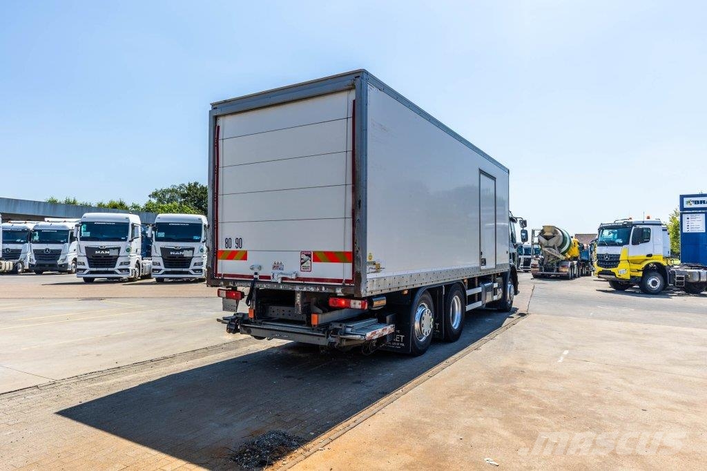 Renault D26.320-6x2+DHOLLANDIA 2T. Camiones con caja de remolque