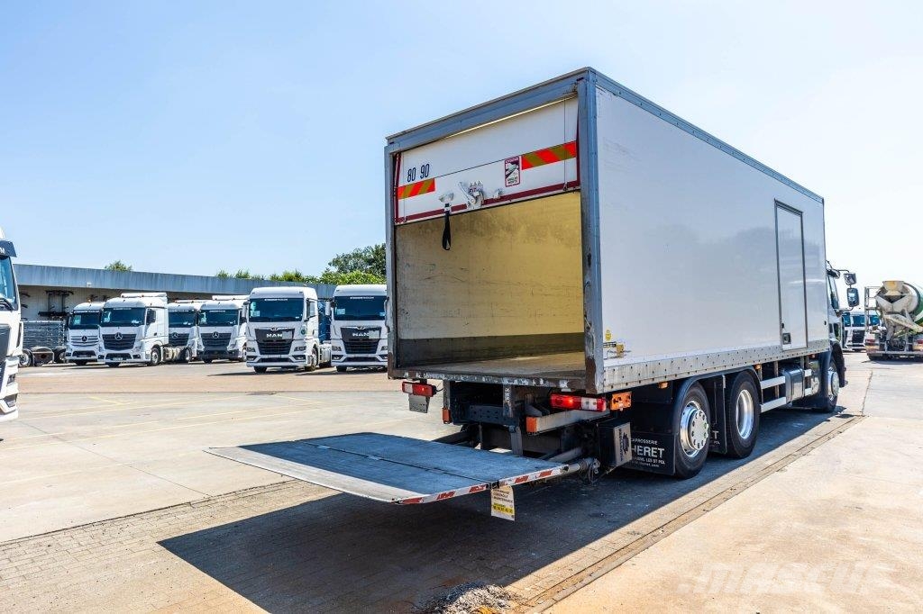 Renault D26.320-6x2+DHOLLANDIA 2T. Camiones con caja de remolque