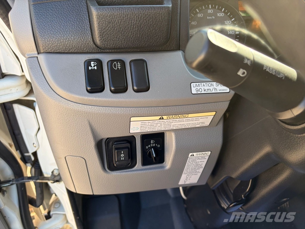Mitsubishi Canter Fuso Treileri ar āķi