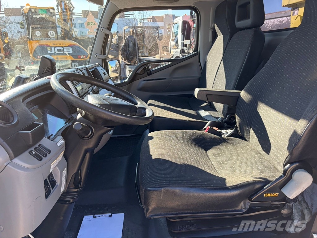 Mitsubishi Canter Fuso Treileri ar āķi